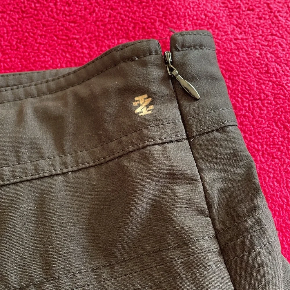 Black Izod sz 4 skort. flares out , light weight  and has built in shorts